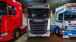 20251019-Tom-Holding-00430